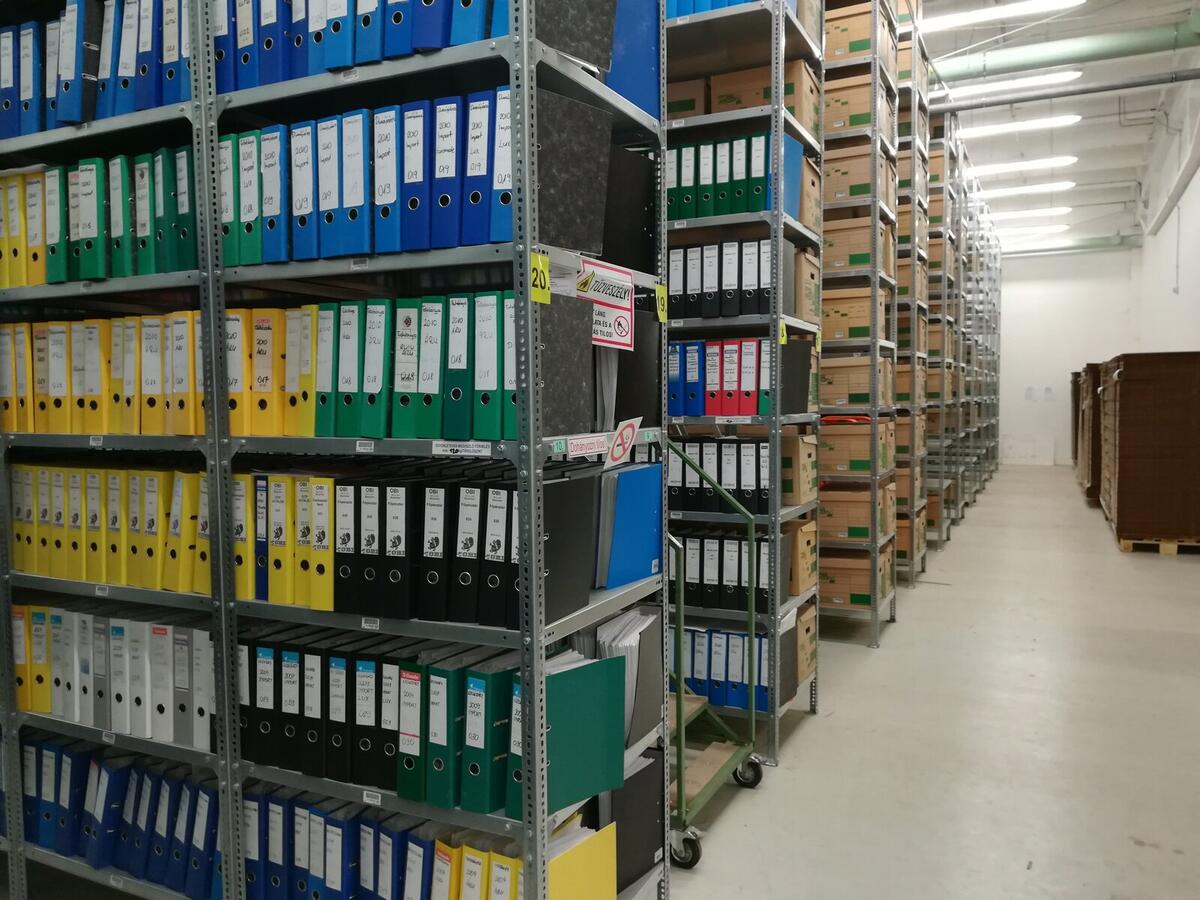 Irattár színes iratmappákkal