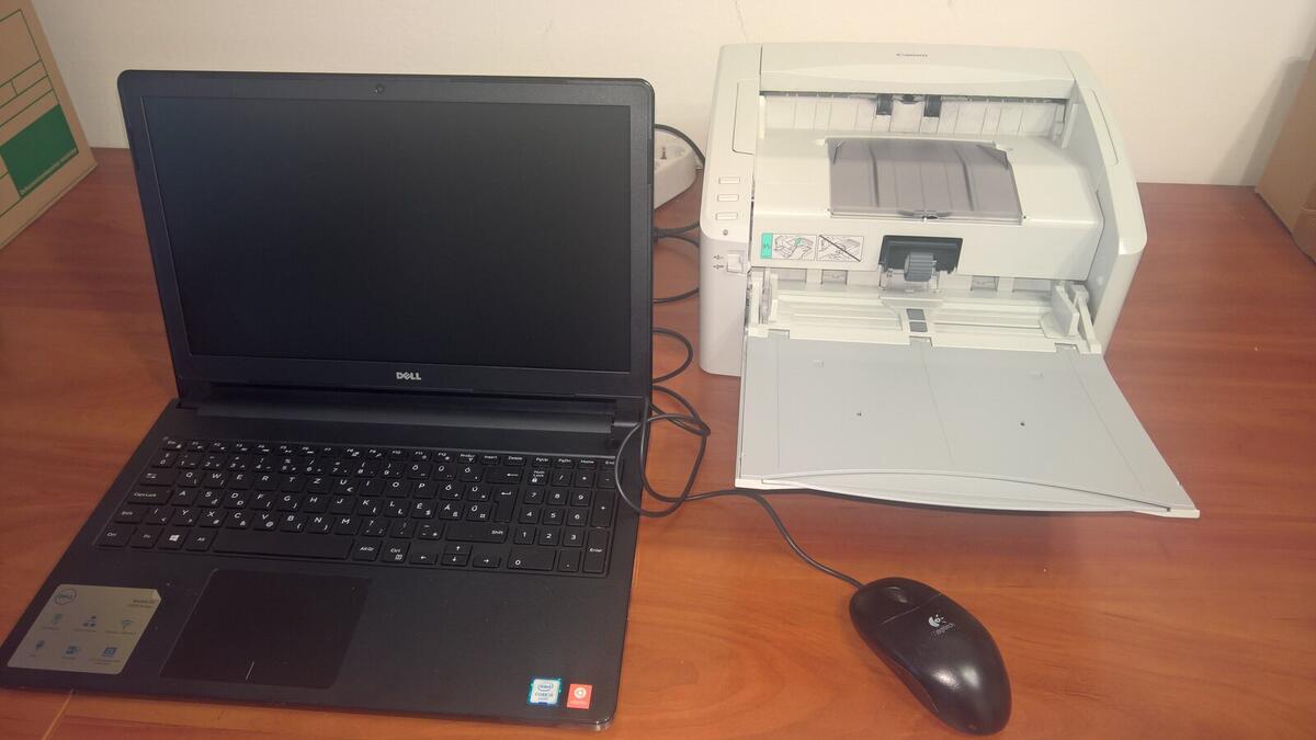 Digitalizáló munkahely — laptop és dokumentumszkenner